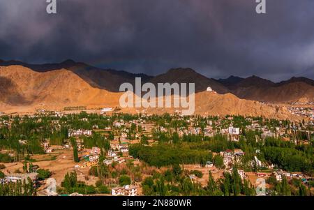Ladakh, Inde - 23 juin,2022: Beau paysage de Ladakh couvrant la chaîne de montagnes et le ciel, le plus haut plateau en Inde. Paysage urbain du Ladakh. Panoramique Banque D'Images