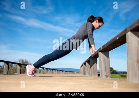 faites des exercices de poussée à l'extérieur sur une promenade. Banque D'Images
