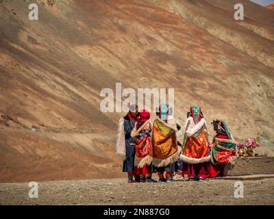 Ladakh, Inde - 23 juin,2022: Groupe de femelles Ladakhi dans le Goucha traditionnel. Banque D'Images