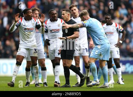 Les joueurs de Coventry City et de Luton Town parlent à l'arbitre Stephen Martin (au centre) avant d'accorder à Coventry City un coup de pied de pénalité lors du match du championnat Sky Bet à l'arène Coventry Building Society Arena, à Coventry. Date de la photo: Samedi 11 février 2023. Banque D'Images