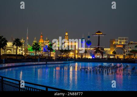 Dubaï, Émirats arabes Unis 11. 06. 2018 :Village mondial lumineux et coloré avec silhouette de foule à Dubaï, Émirats arabes Unis. façades de pavillon détaillées Banque D'Images