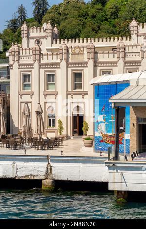 Sariyer Suray Askeri Gazinosu, un restaurant près du détroit du Bosphore, situé à côté du terminal de ferry de Sariyer, Istanbul, Turquie Banque D'Images