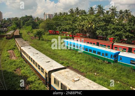 Trains garés derrière la gare centrale de Yangon, dans le centre-ville de Yangon, qui date de 1954. C'est la plus grande gare de Bruma, maintenant Myanmar. Banque D'Images