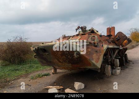 Campagne. Après la bataille. Le véhicule de combat brûlé détruit se trouve sur le côté de la route. La guerre en Ukraine. Invasion russe de l'Ukraine Banque D'Images