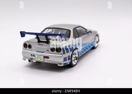 Voiture Nissan Skyline GT-R R34 1:43 rapide et furieuse, vue arrière, fond blanc Banque D'Images