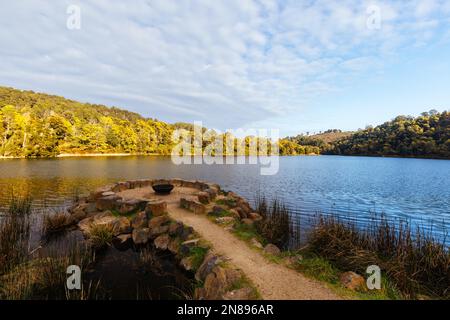 DERBY, AUSTRALIE - 22 SEPTEMBRE 2022 : Briseis Hole (lac Derby) et le célèbre sauna flottant dans la ville rurale de Derby, le matin d'une froide source Banque D'Images