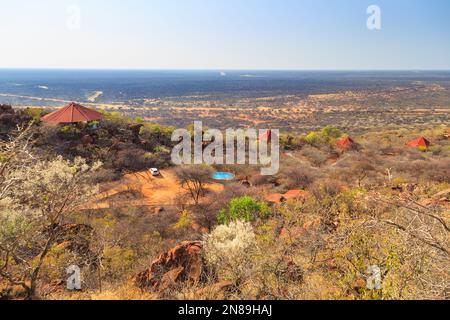 Les toits rouges du Waterberg plateau Lodge en Namibie se nichent sur la pente de Waterberg avec vue sur l'infini Kalahari. Namibie. Banque D'Images