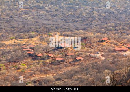 Les toits rouges du Waterberg plateau Lodge en Namibie se nichent sur la pente de Waterberg avec vue sur l'infini Kalahari. Namibie. Banque D'Images