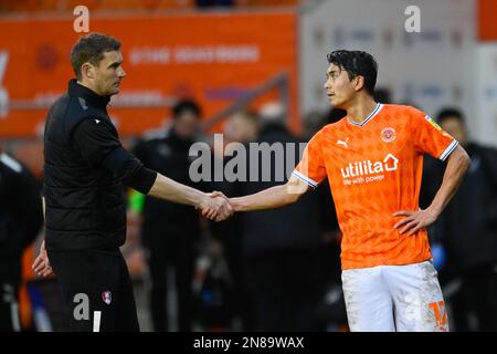 Kenny Dougall #12 de Blackpool se serrer la main avec le gérant de Rotherham United Matt Taylor après le match de championnat Sky Bet Blackpool vs Rotherham United à Bloomfield Road, Blackpool, Royaume-Uni, 11th février 2023 (photo de Ben Roberts/News Images) Banque D'Images