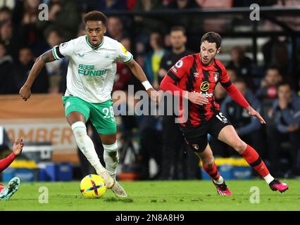 Joe Willock de Newcastle United (à gauche) et Adam Smith de Bournemouth se battent pour le ballon lors du match de la première ligue au stade Vitality, à Bournemouth. Date de la photo: Samedi 11 février 2023. Banque D'Images