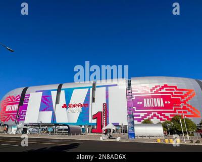 Glendale, États-Unis. 10th févr. 2023. Le State Farm Stadium de Glendale, Arizona, est peint avec le logo du Super Bowl LVII le 10 février 2023. Le match de championnat de la National football League (NFL) pour la saison 2022 sera joué entre le champion de la American football Conference (AFC) Kansas City Chiefs et le champion de la National football Conference (NFC) Philadelphia Eagles. (Photo de Samuel Rigelhaupt/Sipa USA) crédit: SIPA USA/Alay Live News Banque D'Images