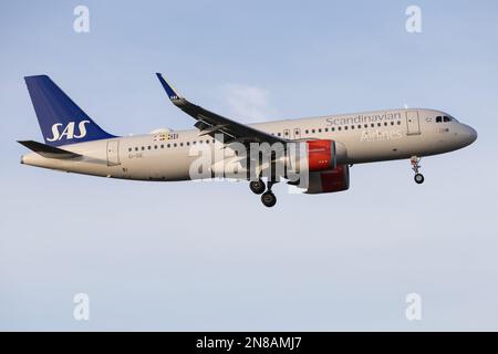 Un Airbus A320 NEO de Scandinavian Airlines (SAS) débarque à l'aéroport de Londres Heathrow en 2023 Banque D'Images