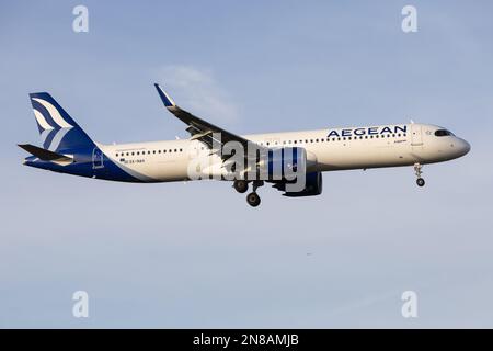 Un Airbus A321 NEO Aegean Airlines débarque à l'aéroport de Londres Heathrow en 2023 Banque D'Images