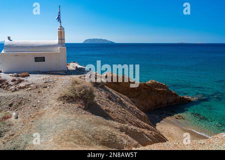 Agioi Anargyroi plage et église, Anafi Banque D'Images