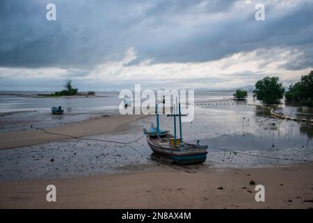 Bateau de pêche à la baie de Bo Thong Lang et la plage de la ville de Bang Saphan dans la province de Prachuap Khiri Khan en Thaïlande, Bang Saphan, Banque D'Images