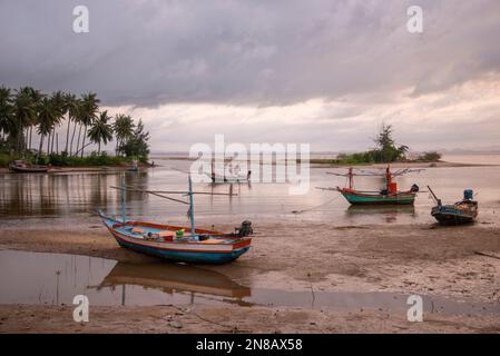 Bateau de pêche à la baie de Bo Thong Lang et la plage de la ville de Bang Saphan dans la province de Prachuap Khiri Khan en Thaïlande, Bang Saphan, Banque D'Images