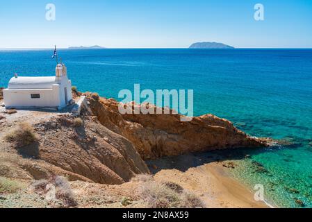 Agioi Anargyroi plage et église, Anafi Banque D'Images