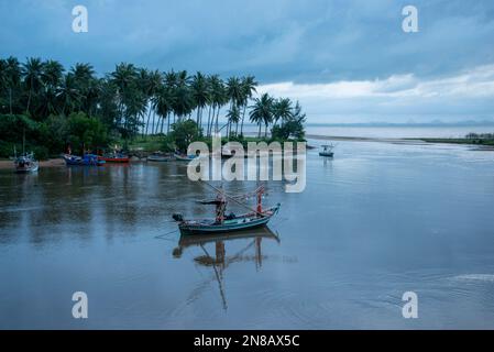 Bateau de pêche à la baie de Bo Thong Lang et la plage de la ville de Bang Saphan dans la province de Prachuap Khiri Khan en Thaïlande, Bang Saphan, Banque D'Images