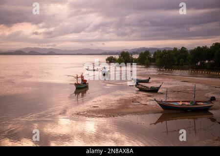 Bateau de pêche à la baie de Bo Thong Lang et la plage de la ville de Bang Saphan dans la province de Prachuap Khiri Khan en Thaïlande, Bang Saphan, Banque D'Images