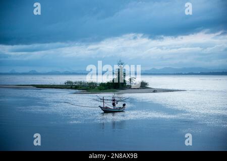 Bateau de pêche à la baie de Bo Thong Lang et la plage de la ville de Bang Saphan dans la province de Prachuap Khiri Khan en Thaïlande, Bang Saphan, Banque D'Images