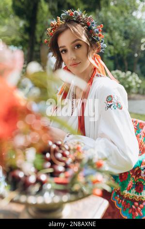 Portrait d'une fille dans des vêtements traditionnels ukrainiens. Une fille dans une robe brodée. Banque D'Images