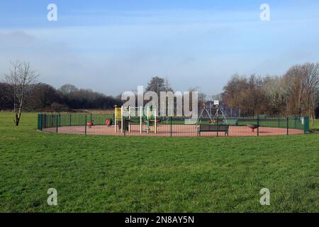 Aire de jeux vide pour enfants, Parc du Sanatorium, Leckwith, Cardiff. Prise en février 2023. hiver. Banque D'Images