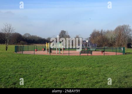 Aire de jeux vide pour enfants, Parc du Sanatorium, Leckwith, Cardiff. Prise en février 2023. hiver. Banque D'Images