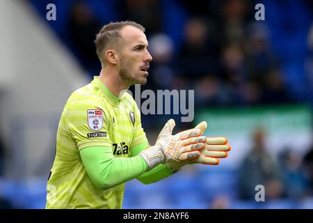 Birkenhead, Royaume-Uni. 11th févr. 2023. Alex Cairns, gardien de but de Salford City, regarde dessus. EFL Skybet deuxième match de football, Tranmere Rovers / Salford City à Prenton Park, Birkenhead, Wirral le samedi 11th février 2023. Cette image ne peut être utilisée qu'à des fins éditoriales. Utilisation éditoriale uniquement, licence requise pour une utilisation commerciale. Aucune utilisation dans les Paris, les jeux ou les publications d'un seul club/ligue/joueur.pic par Chris Stading/Andrew Orchard sports Photography/Alamy Live News crédit: Andrew Orchard sports Photography/Alamy Live News Banque D'Images