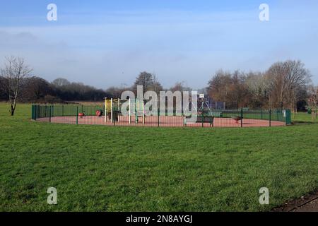 Aire de jeux vide pour enfants, Parc du Sanatorium, Leckwith, Cardiff. Prise en février 2023. hiver. Banque D'Images