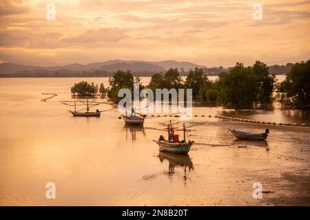 Bateau de pêche à la baie de Bo Thong Lang et la plage de la ville de Bang Saphan dans la province de Prachuap Khiri Khan en Thaïlande, Bang Saphan, Banque D'Images