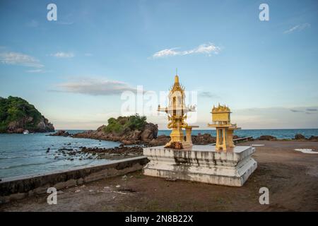 Le Wat Bo Thong Lang sur la baie et la plage de Bo Thong Lang à la ville de Bang Saphan dans la province de Prachuap Khiri Khan en Thaïlande, Ban Banque D'Images