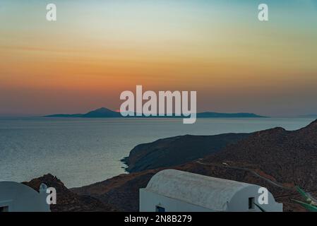 Coucher de soleil sur Santorin vu de l'île voisine d'Anafi Banque D'Images