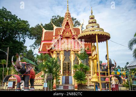 Le Wat Thongchai Thammachak dans la ville de Ban Krut dans la province de Prachuap Khiri Khan en Thaïlande, Ban Krut, décembre 2022 Banque D'Images