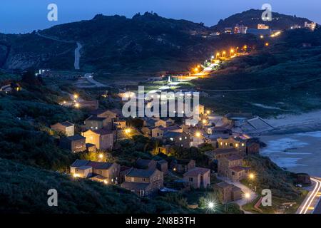 Une belle vue de nuit sur le village de Qinbi se trouve sur l'île de Beigan de Matsu, entre la montagne de Qin et la montagne de Bi. Banque D'Images