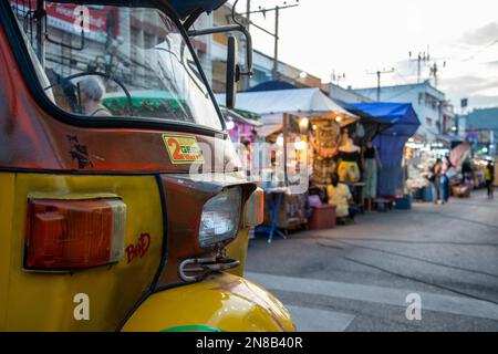 Le marché nocturne de la ville de Hua Hin dans la province de Prachuap Khiri Khan en Thaïlande, Hua Hin, décembre 2022 Banque D'Images