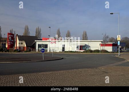 KFC - Kentucky Fried Chicken traversez le point de vente de Leckwith. Cardiff. Prise en février 2023. hiver. Banque D'Images