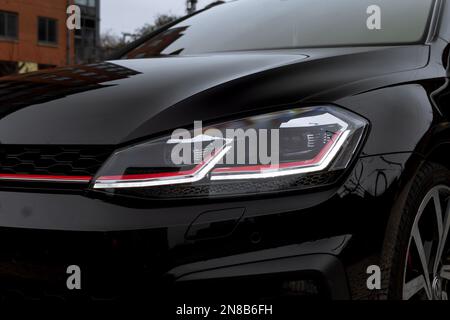 Le phare au xénon à LED avant avec ceinture rouge GTI d'Une Volkswagen Golf GTI MK7,5 2020 Banque D'Images