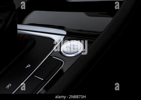 L'intérieur d'Un Golf GTI 2020 de Volkswagen avec bouton de démarrage du moteur argent sur la console centrale noir brillant Banque D'Images