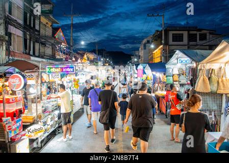 Le marché nocturne de la ville de Hua Hin dans la province de Prachuap Khiri Khan en Thaïlande, Hua Hin, décembre 2022 Banque D'Images