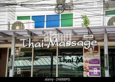 Une boutique de massages thaïlandais dans une rue de la vieille ville de Hua Hin dans la province de Prachuap Khiri Khan en Thaïlande, Hua Hin, Decembe Banque D'Images