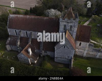 L'étonnante église du Prieuré de Boxgrove, fondée autour de 1107 AD, entourée de champs et d'arbres. Banque D'Images