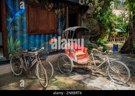 Un vélo Riksha près de la ville de Hua Hin dans la province de Prachuap Khiri Khan en Thaïlande, Hua Hin, décembre 2022 Banque D'Images