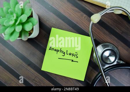 Concept de l'anaphylaxie écrire sur les notes adhésives isolées sur la table en bois. Banque D'Images