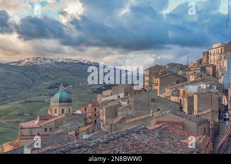 Le village de Gangi vu des toits avec les sommets enneigés de la Madonie en arrière-plan, Sicile Banque D'Images