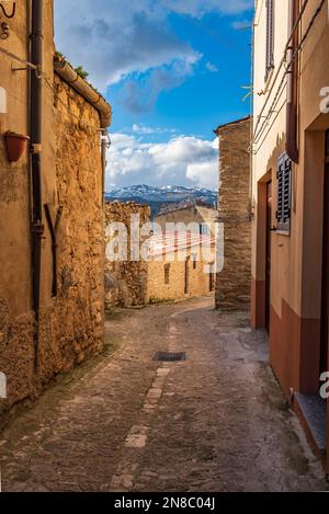 Une ruelle du village de Gangi avec les sommets enneigés de Madonie en face, Sicile Banque D'Images