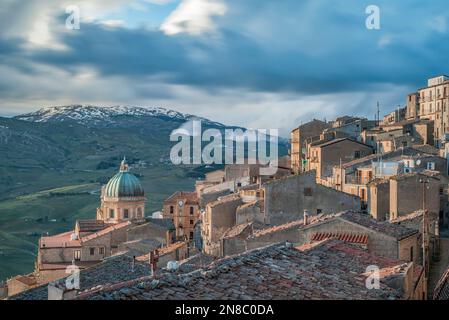 Le village de Gangi vu des toits avec les sommets enneigés de la Madonie en arrière-plan, Sicile Banque D'Images