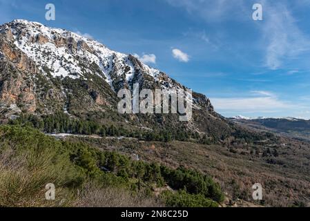 Vue sur les sommets enneigés de Madonie, Sicile Banque D'Images