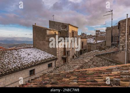 Toits enneigés dans le village de Petralia Soprana, Sicile Banque D'Images