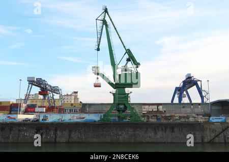 Une grue verte pour les matériaux en vrac dans le port Banque D'Images