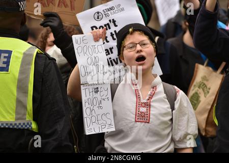 Londres, Angleterre, Royaume-Uni. 11th févr. 2023. Les militants pro-trans protestent contre le mouvement nationaliste patriotique alternatif lors de l'événement Drag Queen Story Hour organisé par l'auteur Aida H Dee aka SAB Samuel à Tate Britain. L'événement implique de faire glisser des artistes lisant des livres vers des enfants à travers le pays. (Credit image: © Thomas Krych/ZUMA Press Wire) USAGE ÉDITORIAL SEULEMENT! Non destiné À un usage commercial ! Crédit : ZUMA Press, Inc./Alay Live News Banque D'Images